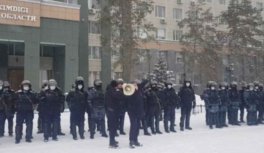 ПОЛИЦИЯ У АКИМАТА АКТОБЕ, КАДР ИЗ ВИДЕО, ОПУБЛИКОВАН ГАЗЕТОЙ "ДИАПАЗОН"