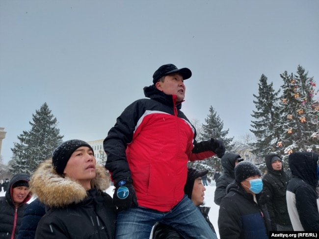 Абзал Куспан во время Январских событий. Уральск, 4 января 2022 года