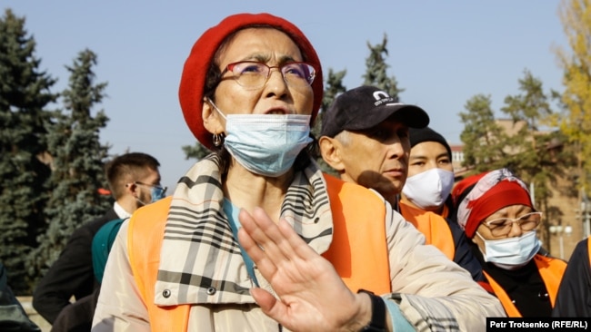 Правозащитница Бахытжан Торегожина на митинге Алматы. 31 октября 2020 года.