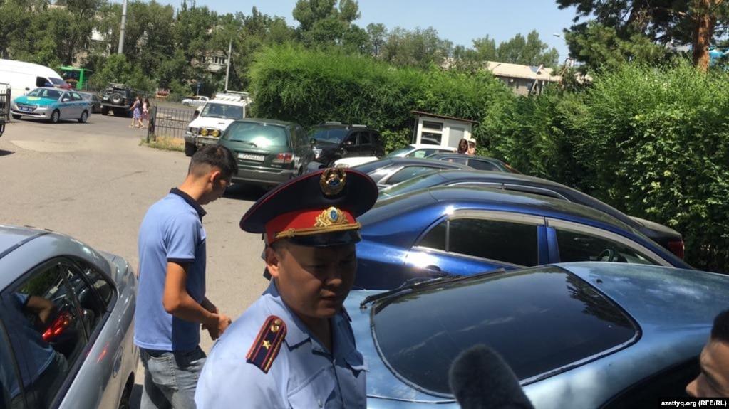 Полицейские у офиса Казахстанского бюро по правам человека, где было совершено нападение на журналистов, в том числе репортеров Азаттыка. Алматы, 22 июля 2019 года.