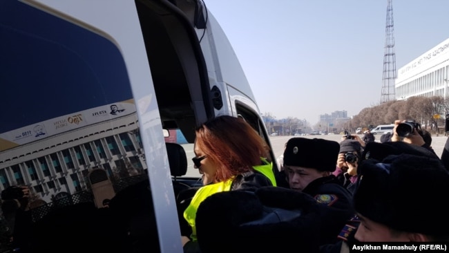 Полиция задерживает блогера Данаю Калиеву на месте протестной акции. Алматы, 1 марта 2020 года.