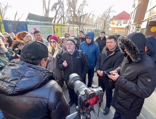 Фото со страницы Вадима Борейко в Facebook, встреча с жителями 12-го микрорайона Алматы